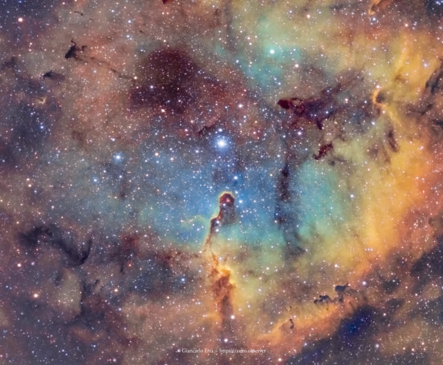 Elephant Trunk Nebula (IC 1396) – Hubble Palette Narrowband